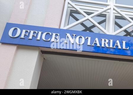 Bordeaux , Francia - 02 05 2024 : testo francese notaio d'ufficio e logo notaio d'agenzia nell'ufficio murale Foto Stock