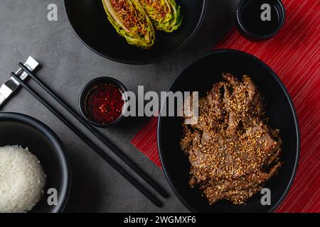 Bulgogi di manzo con verdure, salsa e riso pilaf Foto Stock