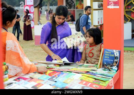 Buchmesse a Dacca i visitatori leggono libri alla fiera nazionale del libro chiamata Ekushey Boi Mela a Dacca. Ogni anno, Bangla Academy organizza la fiera nazionale del libro nell'area dell'Università di Dhaka. Questa fiera del libro è la più grande del Bangladesh e si svolge per tutto il mese di febbraio. Dacca, Bangladesh, 6 febbraio 2024. Dhaka Distretto di Dhaka Bangladesh Copyright: XHabiburxRahmanx Foto Stock