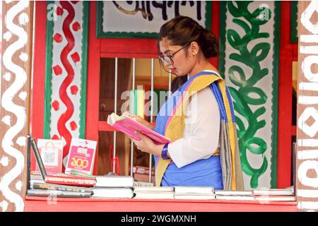 Buchmesse a Dacca i visitatori leggono libri alla fiera nazionale del libro chiamata Ekushey Boi Mela a Dacca. Ogni anno, Bangla Academy organizza la fiera nazionale del libro nell'area dell'Università di Dhaka. Questa fiera del libro è la più grande del Bangladesh e si svolge per tutto il mese di febbraio. Dacca, Bangladesh, 6 febbraio 2024. Dhaka Distretto di Dhaka Bangladesh Copyright: XHabiburxRahmanx Foto Stock