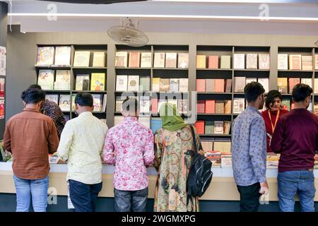 Buchmesse a Dacca i visitatori leggono libri alla fiera nazionale del libro chiamata Ekushey Boi Mela a Dacca. Ogni anno, Bangla Academy organizza la fiera nazionale del libro nell'area dell'Università di Dhaka. Questa fiera del libro è la più grande del Bangladesh e si svolge per tutto il mese di febbraio. Dacca, Bangladesh, 6 febbraio 2024. Dhaka Distretto di Dhaka Bangladesh Copyright: XHabiburxRahmanx Foto Stock