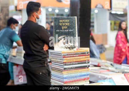 Buchmesse a Dacca i visitatori leggono libri alla fiera nazionale del libro chiamata Ekushey Boi Mela a Dacca. Ogni anno, Bangla Academy organizza la fiera nazionale del libro nell'area dell'Università di Dhaka. Questa fiera del libro è la più grande del Bangladesh e si svolge per tutto il mese di febbraio. Dacca, Bangladesh, 6 febbraio 2024. Dhaka Distretto di Dhaka Bangladesh Copyright: XHabiburxRahmanx Foto Stock