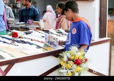 Buchmesse a Dacca i visitatori leggono libri alla fiera nazionale del libro chiamata Ekushey Boi Mela a Dacca. Ogni anno, Bangla Academy organizza la fiera nazionale del libro nell'area dell'Università di Dhaka. Questa fiera del libro è la più grande del Bangladesh e si svolge per tutto il mese di febbraio. Dacca, Bangladesh, 6 febbraio 2024. Dhaka Distretto di Dhaka Bangladesh Copyright: XHabiburxRahmanx Foto Stock