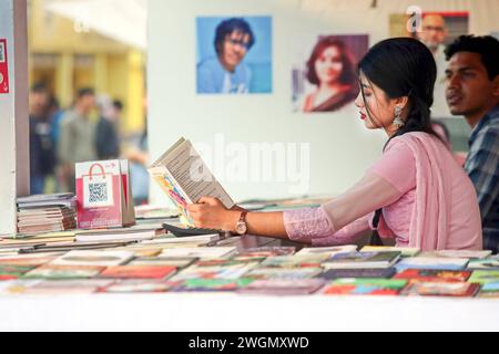 Buchmesse a Dacca i visitatori leggono libri alla fiera nazionale del libro chiamata Ekushey Boi Mela a Dacca. Ogni anno, Bangla Academy organizza la fiera nazionale del libro nell'area dell'Università di Dhaka. Questa fiera del libro è la più grande del Bangladesh e si svolge per tutto il mese di febbraio. Dacca, Bangladesh, 6 febbraio 2024. Dhaka Distretto di Dhaka Bangladesh Copyright: XHabiburxRahmanx Foto Stock