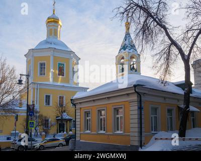 Vista della Chiesa ortodossa del profeta Elia nel vicolo Obydensky in serata d'inverno. Mosca. Russia. 19 gennaio 2024. Foto di alta qualità Foto Stock