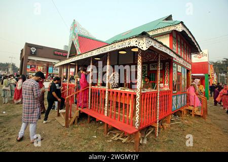 Dacca, Bangladesh. 6 febbraio 2024. I visitatori leggono libri alla fiera nazionale del libro chiamata Ekushey Boi Mela a Dacca. Ogni anno, la Bangla Academy organizza la fiera nazionale del libro nell'area dell'Università di Dhaka. Questa fiera del libro è la più grande del Bangladesh e si svolge per tutto il mese di febbraio. Dacca, Bangladesh, 6 febbraio 2024. Foto di Habibur Rahman/ABACAPRESS.COM credito: Abaca Press/Alamy Live News Foto Stock