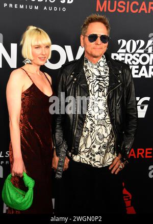 Los Angeles, California, USA 2 febbraio 2024 il cantante Ace Harper e il marito musicista/batterista Matt Sorum partecipano alla MusiCares Person of the Year 2024 in onore di Jon Bon Jovi durante il 66° GRAMMY Awards al LA Convention Center il 2 febbraio 2024 a Los Angeles, California, USA. Foto di Barry King/Alamy Stock Photo Foto Stock