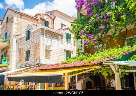 Bellissimo esterno di un vecchio edificio nella città vecchia di Makarska, in Croazia Foto Stock