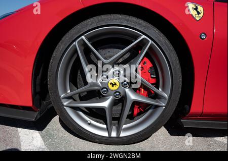 Volante dell'auto sportiva italiana Ferrari F8 Tributo. Cerchione in lega leggera, con pneumatico a basso profilo e pinza freni grande che si aggancia a un disco carbo-ceramico Foto Stock