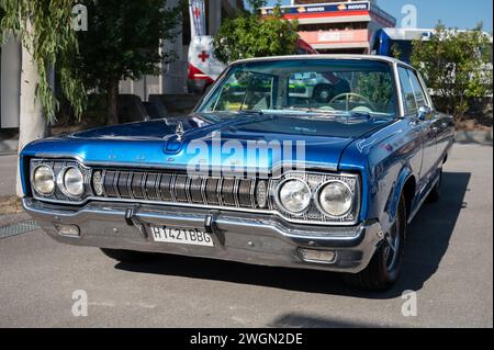 Vista frontale dell'immensa auto americana classica blu Dodge Polara. Foto Stock