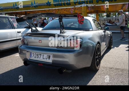 Vista posteriore della classica auto sportiva giapponese degli anni '90, la Honda S2000 a due posti con spoiler grigio Foto Stock