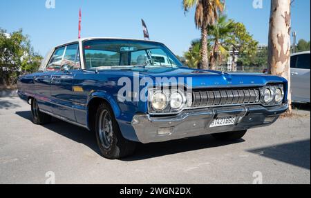 Vista frontale dell'immensa auto americana classica blu Dodge Polara. Foto Stock