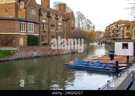 Barche da punting legate sul fiume Cam a Cambridge nel Regno Unito Foto Stock