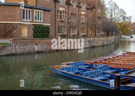 Barche da punting legate sul fiume Cam a Cambridge nel Regno Unito Foto Stock