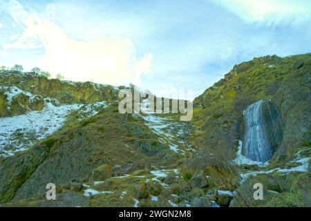 Kazbegi Stepantsminda confine tra Georgia e Russia. Cascata nella montagna e ghiacciai come sfondo Foto Stock