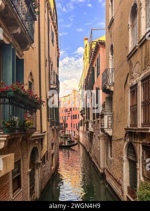 Immergiti nell'incantevole bellezza di Venezia mentre scivoli lungo i suoi canali storici, circondati da viste pittoresche e secoli di Venezia Foto Stock