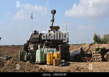 Unità di artiglieria militare israeliana alla periferia della Striscia di Gaza pronta a bombardare Hamas - roccaforti di Isis 18 novembre, 2023 forze corazzate israeliane hanno parcheggiato alla periferia della Striscia di Gaza per liberare i civili e i soldati rapiti durante l'attacco a sorpresa dei militanti di Hamas la mattina del 7 ottobre 2023 Foto Stock