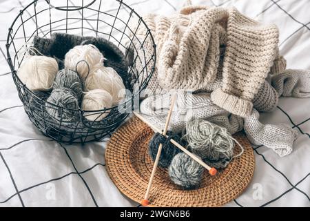 Cestello con fili per maglieria, filati e articoli a maglia da vicino. Foto Stock