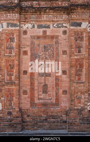 Vista verticale del decor in terracotta sul muro esterno in mattoni dell'antica moschea Bagha Shahi, Bagha, Rajshahi, Bangladesh Foto Stock
