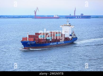 Nave portacontainer CON navigazione LEGGERA dalla Cina al Giappone, Shanghai Jinjiang Shipping Group, rotte Nord e Sud Est Asiatico, industria dei trasporti marittimi Foto Stock