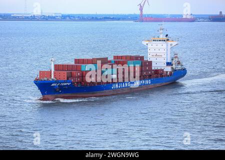 Nave portacontainer CON navigazione LEGGERA dalla Cina al Giappone, Shanghai Jinjiang Shipping Group, rotte Nord e Sud Est Asiatico, industria dei trasporti marittimi Foto Stock