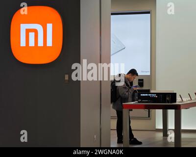 PECHINO, CINA - 5 FEBBRAIO 2024 - i consumatori acquistano telefoni cellulari in un negozio Xiaomi a Pechino, Cina, 5 febbraio 2024. Foto Stock