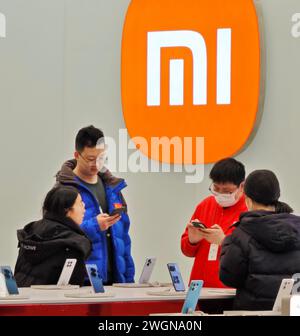 PECHINO, CINA - 5 FEBBRAIO 2024 - i consumatori acquistano telefoni cellulari in un negozio Xiaomi a Pechino, Cina, 5 febbraio 2024. Foto Stock