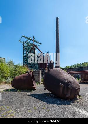 Vecchio impianto industriale con altoforno, acciaierie Henrichshuette in disuso, ora museo del patrimonio industriale, Hattingen, Germania Foto Stock