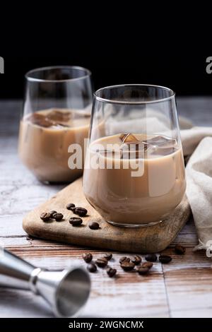 Tradizionale liquore di caffè irlandese con gelato su tavolo di legno Foto Stock