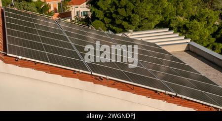 Pannelli fotovoltaici sul tetto di un hotel sulla costa adriatica in Croazia Foto Stock