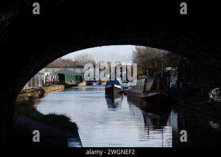 Il Grand Union Canal in inverno visto sotto il ponte di Coventry Road, Warwick, Regno Unito Foto Stock