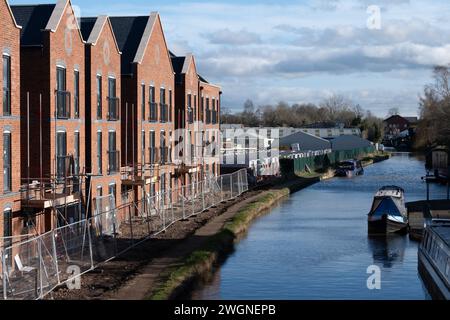 Costruzione di abitazioni lungo il Grand Union Canal, Warwick, Warwickshire, Regno Unito Foto Stock
