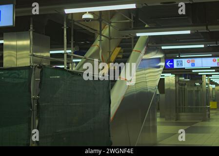 Bruxelles, Belgio. 5 febbraio 2024. All'interno della stazione della metropolitana Roger. Riparazione della stazione. Scala. Foto Stock