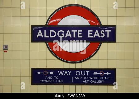 Cartello della stazione della metropolitana di Aldgate East London Foto Stock