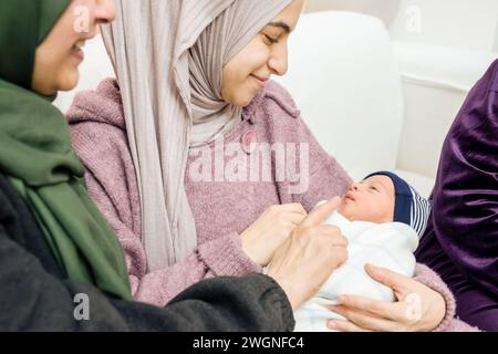Madre, figlia e bambino, famiglia multigenerazionale su sfondo bianco che si sente felice Foto Stock