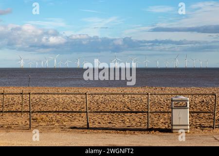 Affacciato sulla spiaggia sabbiosa di Skegness, in una giornata di sole Foto Stock