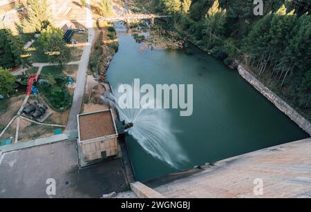 Diga idroelettrica che rilascia acqua. Bacino idrico di Aguilar de Campoo Foto Stock