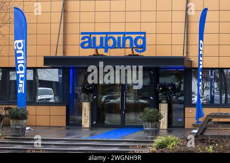 DEVENTER - logo Auping sulla facciata di una nuova fabbrica per la produzione di materassi circolari. Nella nuova fabbrica, il produttore del letto produce solo materassi i cui materiali possono essere riutilizzati più volte per nuovi materassi. ANP VINCENT JANNINK netherlands Out - belgio Out Foto Stock