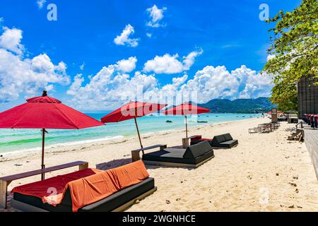 Letto matrimoniale lettini e ombrellone sulla facciata dell'hotel, spiaggia di Chaweng, Ko Samui, Thailandia Foto Stock