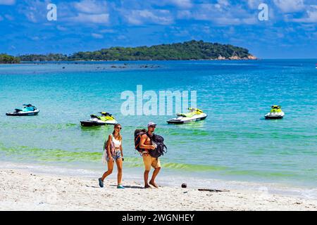 Coppia di backpacker che cammina lungo la spiaggia di Chaweng, Ko Samui, Thailandia Foto Stock