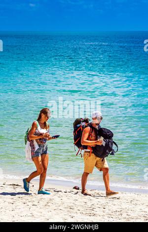 Coppia di backpacker che cammina lungo la spiaggia di Chaweng, Ko Samui, Thailandia Foto Stock