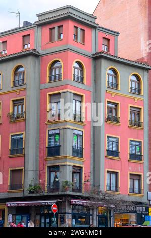OVIEDO, SPAGNA, finestre e pareti rosa all'esterno di un edificio Foto Stock