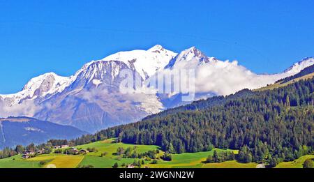 Vista sulla sommità del Monte bianco da Combloux, alta Savoia, Alvernia-Rodano-Alpi, Francia Foto Stock