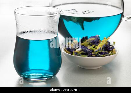 Tè al fiore di pisello Blue Butterfly e fiori di pisello essiccati da vicino Foto Stock