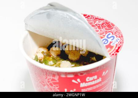 Primo piano della Instant Noodle mie Sedaap Ayam Nampol Cup isolata su sfondo bianco. Foto Stock