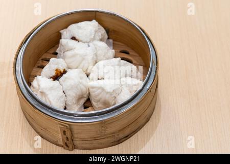 Char Siew Bao al vapore o panino di maiale al barbecue è il dim sum tradizionale cinese preferito, consumato come colazione Foto Stock