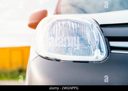 La parte anteriore del furgone commerciale bianco con un primo piano dei fari anabbaglianti Foto Stock