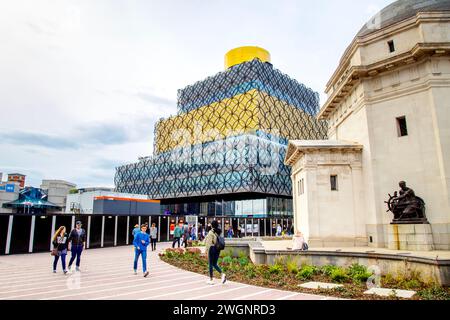 Esterno blu e giallo della Biblioteca di Birmingham con Hall of Memory sulla destra, Birmingham, Inghilterra Foto Stock