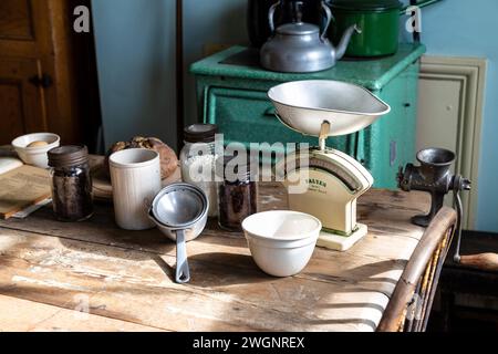 Attrezzi in una cucina ricostruita degli anni '1930, Black Country Living Museum, Dudley, Inghilterra Foto Stock