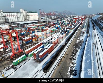 LIANYUNGANG, CINA - 6 FEBBRAIO 2024 - per caricare container per la base logistica a della cooperazione tra Cina e Kazakistan (Lianyungang) vengono utilizzati macchinari di grandi dimensioni Foto Stock